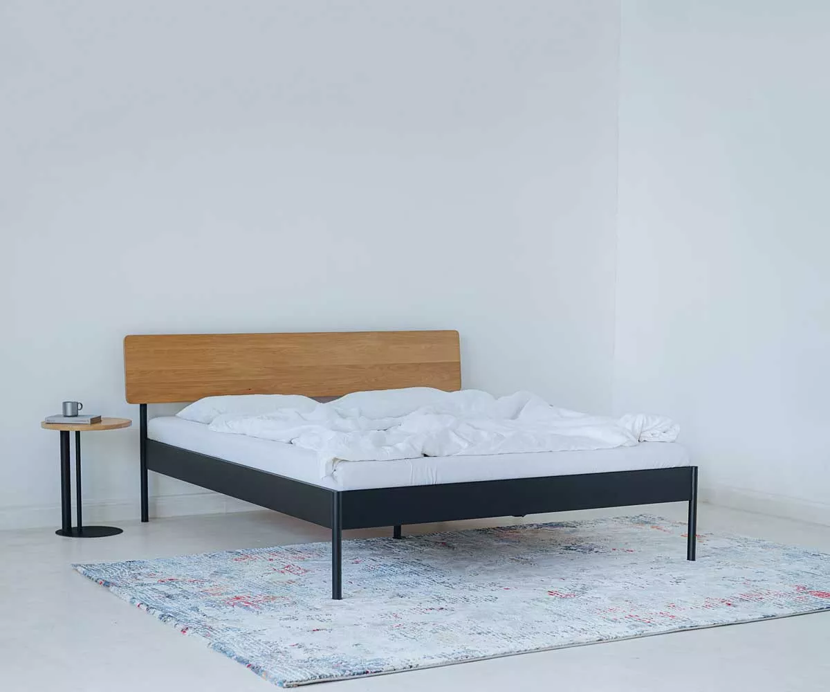 Atrox Ligna Metallbett mit Kopfteil aus Eiche Schwarzes Bett aus Metall mit einem Kopfteil aus Eiche
