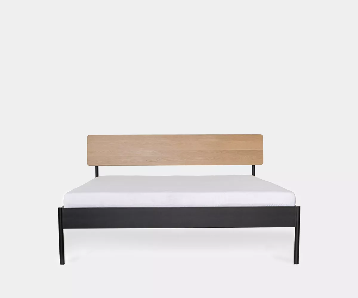Atrox Ligna Metallbett mit Kopfteil aus Eiche Schwarzes Bett aus Metall mit einem Kopfteil aus Eiche