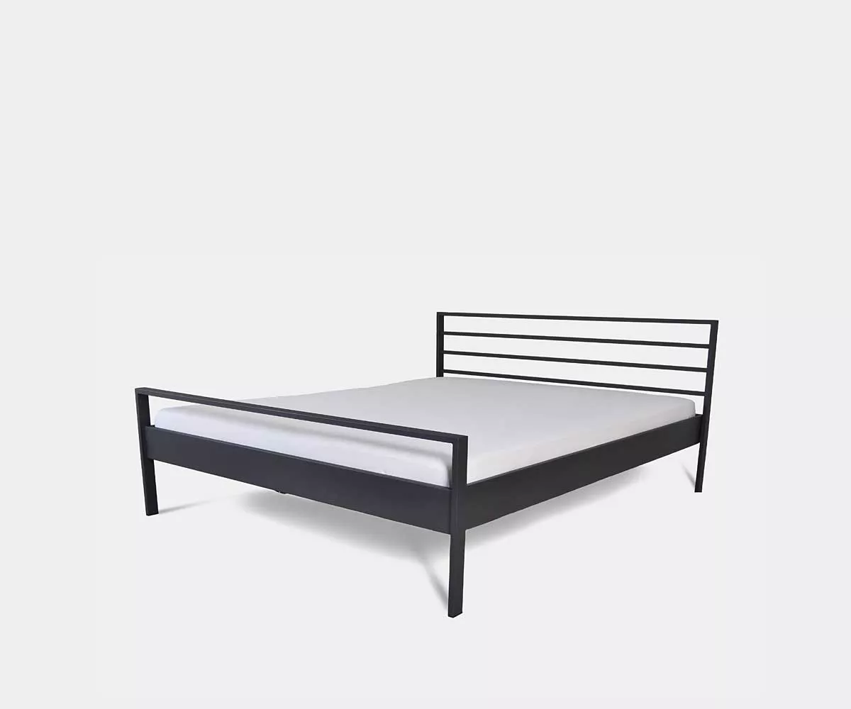 Tuisto Bett aus Metall in Anthrazit Tuisto Bett aus Metall in der Farbe Anthrazit Seitenansicht
