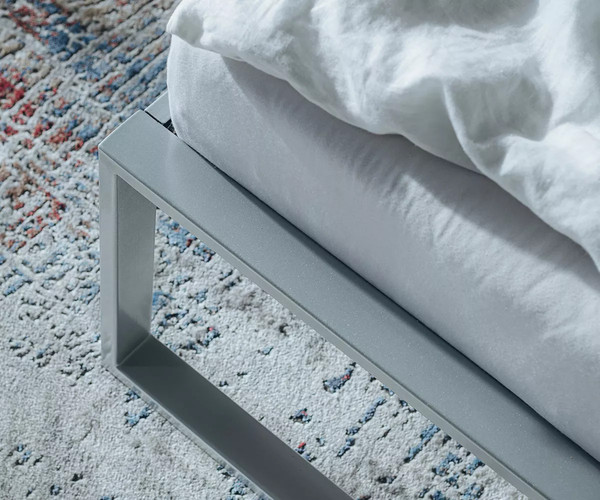 SORS Metallbett Silber - Nahaufnahme Nahaufnahme eines Metallbettes in der Farbe Silber