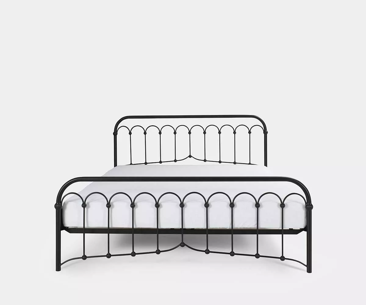 Avia Metallbett vintage schwarz Ein Metallbett in der Farbe Schwarz Vintage Stil