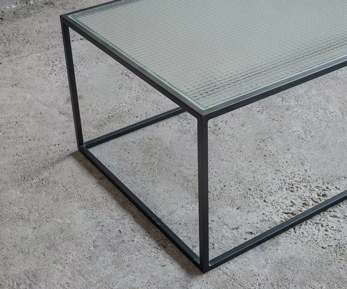 ASPER Couchtisch Detail Detail eines Couchtisches aus Metall mit Drahtglas
