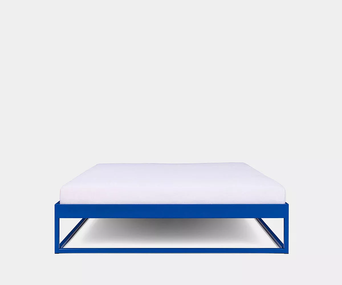 Blaues Simplexbett aus Metall ohne Kopfteil - Seitenansicht Blaues Simplexbett aus Metall ohne Kopfteil - Seitenansicht