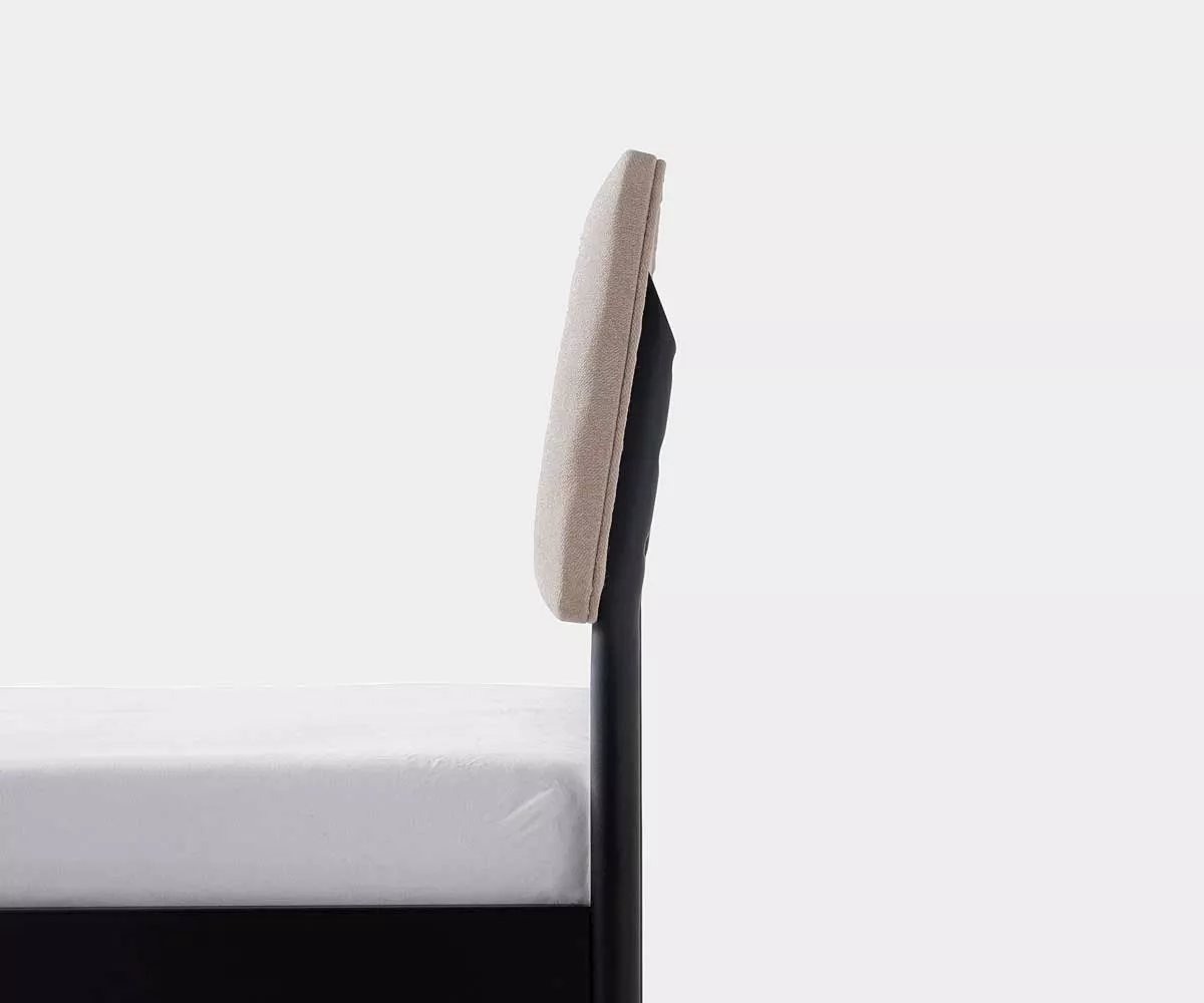 Nahaufnahme des gepolstertem Kopfteils in der Farbe Beige