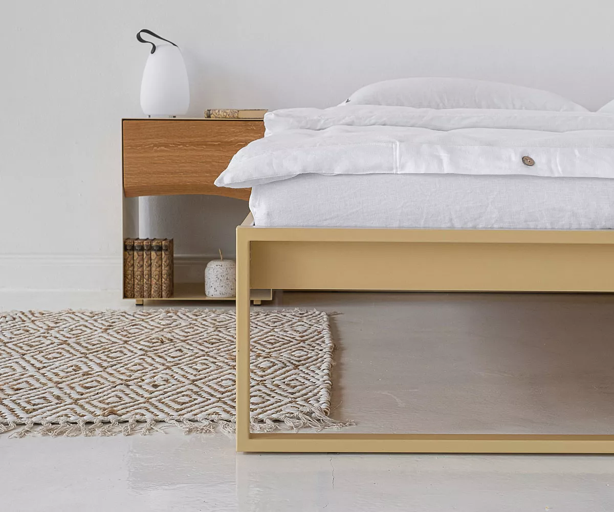 SORS Nahaufnahme Metallbett Schlafzimmer mit beigen Bett und beigen Nachttisch