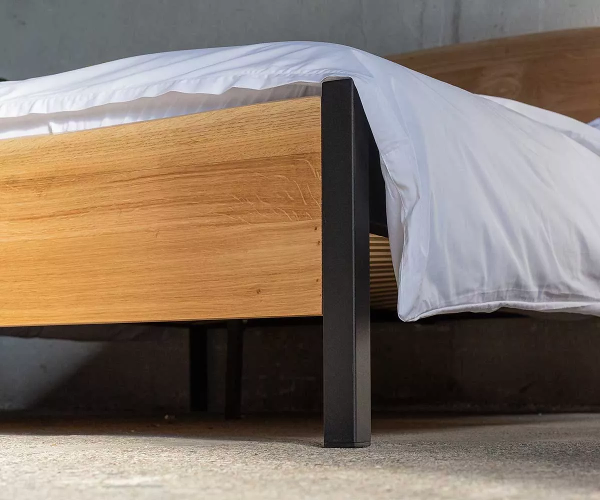 ARBOR Doppelbett aus Eiche und Metall Detail eines Fußteils von Bett aus Eiche und Metall