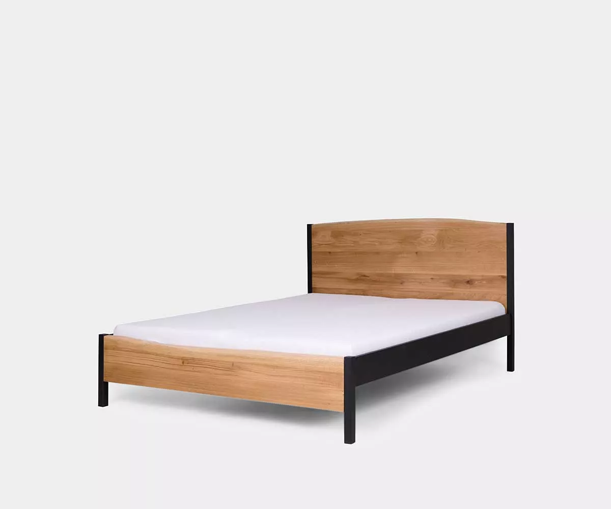 ARBOR Metallbett mit Kopfteil aus Eiche Ein Metallbett mit Kopfteil aus Eichenholz