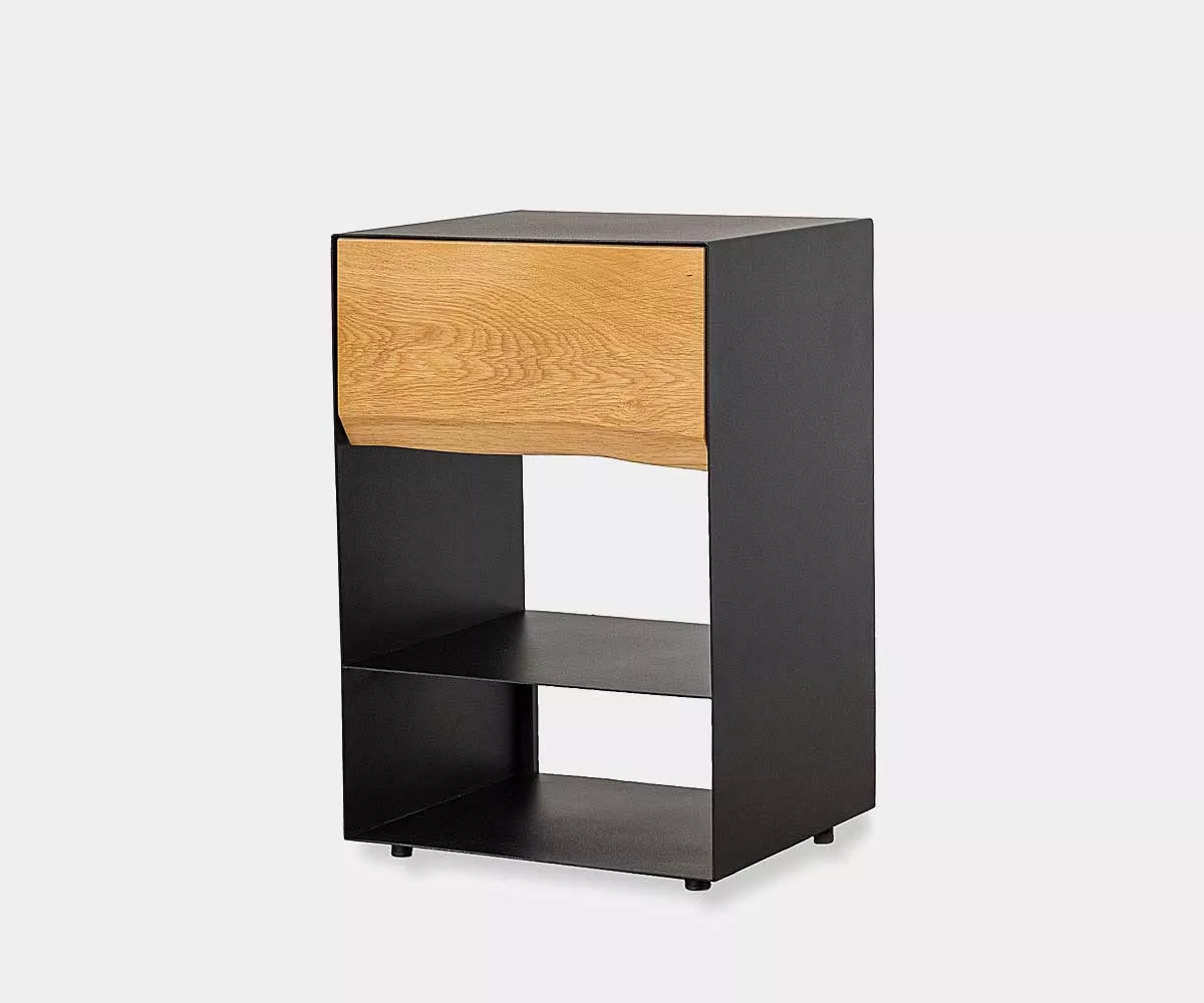 ARBOR Nachttisch 60 cm Ein schwarzer Nachttisch aus Metall mit einer Schublade aus Eiche und Ablage