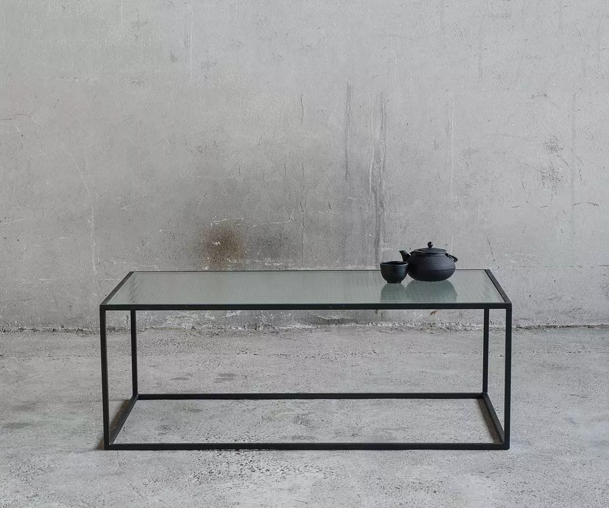 ASPER Couchtisch groß Ein Couschtisch aus Metall in Schwarz mit Tischplatte aus Drahtglas