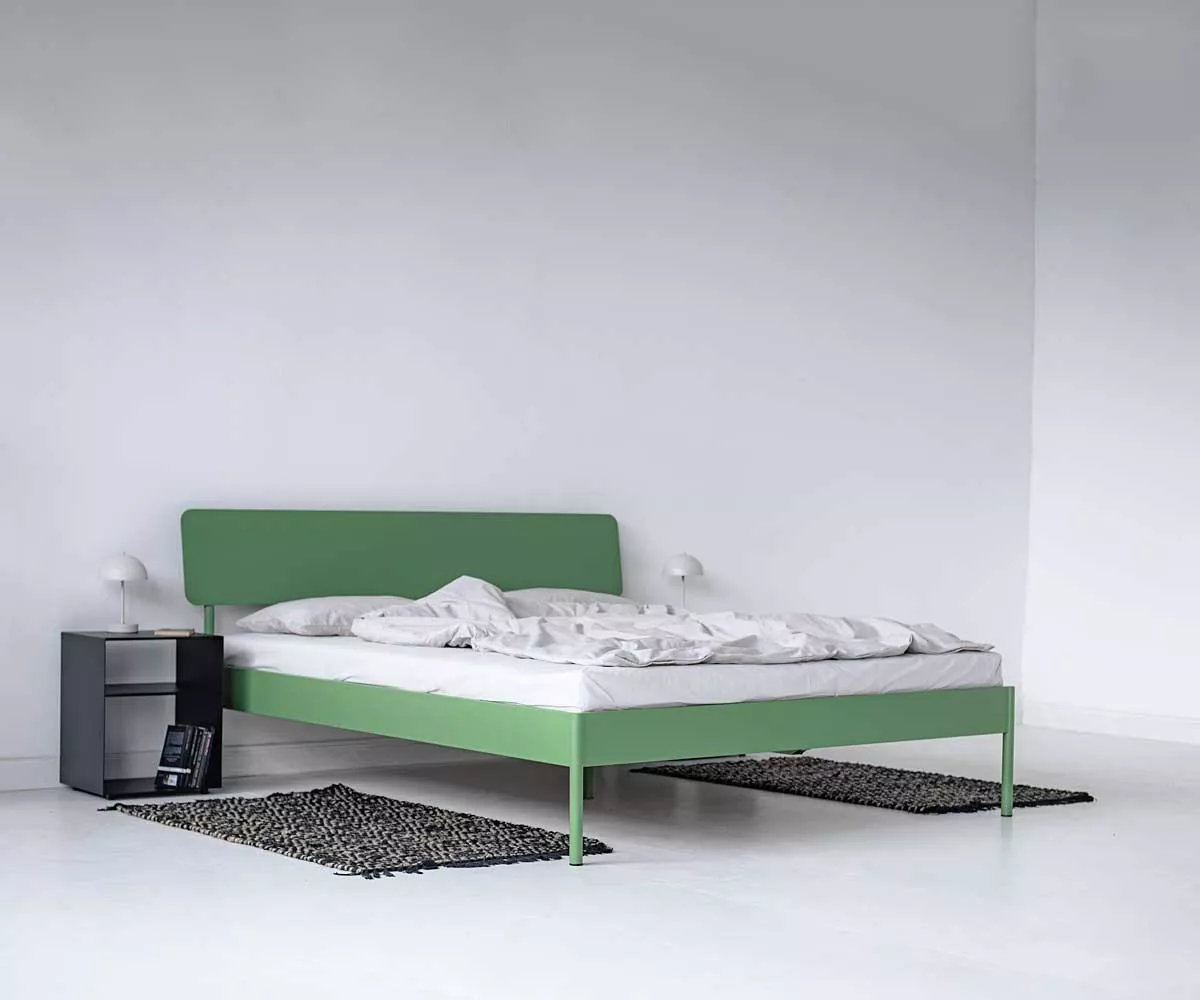 ATROX Metallbett in Grün Ein grünes Bett aus Metall mit Kopfteil