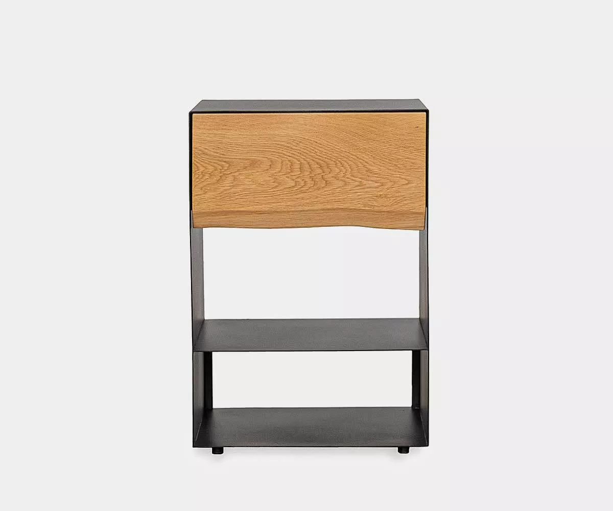 ARBOR Nachttisch mit Ablage und Schublade Ein schwarzer Nachttisch aus Metall mit einer Schublade aus Eichenholz und Ablage