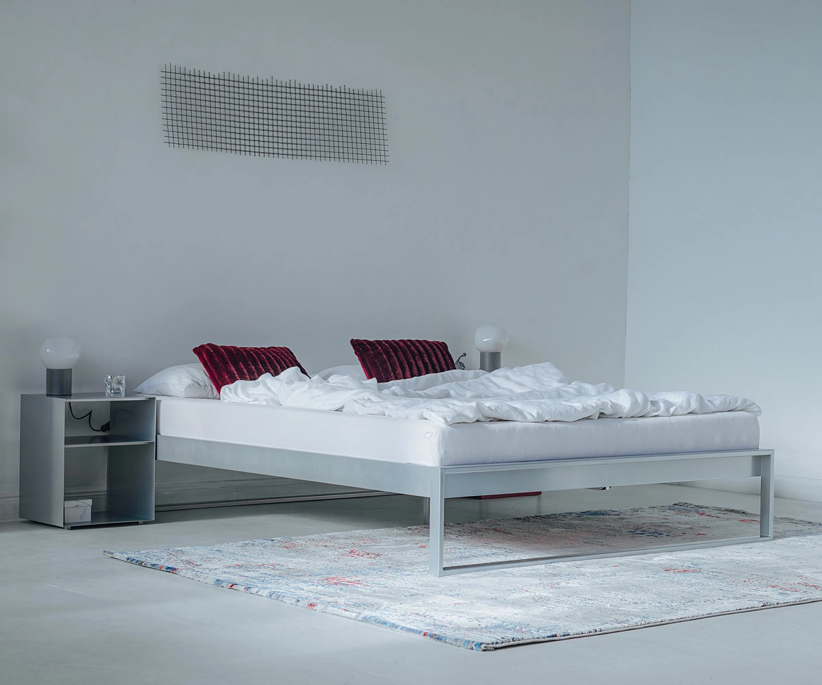 SORS Metallbett Silber Ein Bett aus Metall ohne Kopfteil in der Farbe Silber