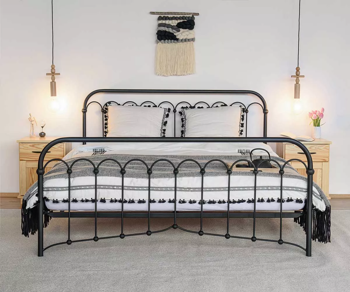 Avia Bett aus Metall vintage schwarz Schlafzimmer Ein schwarzes Metallbett in einen Schlafzimmer in Vintage Stil